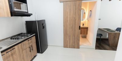 Apartaestudio exterior amoblado en arriendo cerca a universidades, centros de salud, colegios, restaurantes, facil acceso a vias principales, rutas de transporte publico y una gran variedad de servicios complementarios. Piso en ceramica, puerta de seguridad, sala comedor, 1 alcoba, baño, cocina integral abierta. Edificio con sala de juntas, coworking, lavanderia y circuito cerrado de tv. *Inmuebles sujetos a verificación de disponibilidad.*