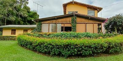 Propiedad situada en La Mosquita, Rionegro. Finca en óptimas condiciones, rodeada de naturaleza y un entorno tranquilo. Consta de una superficie construida de aproximadamente 300 m2, distribuida en 3 habitaciones, sala, comedor, 2 baños completos, zona de lavandería, patio, sala de televisión, biblioteca, amplia e iluminada cocina, además de un apartamento independiente con todas las comodidades. El terreno abarca una extensión de 7000 m2 con una topografía semi plana, que alberga árboles frutales, pozos de agua, huertas, jardines y más. Dispone de estacionamiento para varios vehículos. A tan solo 5 minutos del aeropuerto internacional y a 10 minutos del hospital San Vicente. Cerca de supermercados, restaurantes, zona comercial y otros puntos de interés. Acceso cómodo con rutas de transporte cercanas.