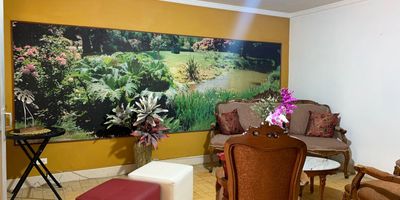 Casa comercial en arriendo y venta cerca a supermercados, centros comerciales, vias principales, parques, restaurantes, rutas de transporte publico y servicios complementarios. Piso en ceramica y madera, 8 espacios, baños, dos niveles, cocineta, cableado de red, techo cielo raso, aire acondicionado central, divisiones en muro, patio, zona verde, red de gas, cuarto util y parqueaderos en area descubierta. *Inmuebles sujetos a verificación de disponibilidad.*