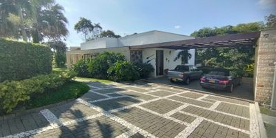 Espectacular Casa con diseños de lujo!! ubicada en un exclusivo condominio cerrado a 5 minutos del Club el Campestre y a 10 minutos del Aeropuerto Internacional el Edén- via el caimo.

Área Total : 1.996 M2 

Construido: 659.62 M2

Alcobas: 3 y 1 de servicio. (todas con baño doble poceta)

ademas cuenta con alcoba para conductores y su respectivo baño.

Cuenta con piscina, zona bbq, amplios espacios y zona de parqueo para 4-5 vehiculos.

tiene acceso a sendero ecologico.

 

PARA MAYOR INFORMACION:

SEBASTIAN ARAGON

313 529 3986
