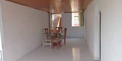 Apartamento para arriendo o venta en Bello sector Cabañas, cerca al Politécnico Jaime Isaza Cadavid, al D1, a CAI y a buenas rutas de transporte. El apartamento está ubicado en un piso 4, cuenta con un área de 68 m2 aproximados y consta de tres alcobas con closet, un baño, salón comedor, balcón, cocina integral con red de gas, zona de ropas, calentador, piso en cerámica y baldosa. En unidad cerrada que cuenta con portería 24 horas, salón social, juegos infantiles, zonas verdes y parqueaderos comunes.