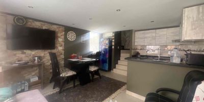 [VEN] ID HOUM: 125151

En Houm te ayudamos de forma fácil y segura. Los beneficios de comprar con nosotros:
    • Te ayudamos a conseguir financiamiento a través de una asesoría personalizada
    • Mediación y seguimiento de todo el proceso
    • Ponemos a tu disposición profesionales en notariado, registro y asesoría jurídica
¡Solo te preocupas de las firmas!

Casa en venta, ubicada en el barrio La Perla, con una superficie construida de 63.00 m² y superficie total de 63.00 m². 

Sus principales características son:

    • 2 dormitorios
    • 1 baño
    • Admite mascotas
    • Cocina tipo americana
    • Año de construcción: 2006
    • Cuarto de lavado
            
Además, el inmueble cuenta con las siguientes amenidades:

    • Salón de eventos
    • Vigilancia 24 hrs
    • Zona de juegos

Si compras con nosotros, te brindamos asesoría personalizada durante todo el proceso.
¡Comienza una nueva etapa con Houm! Compra fácil, rápido y seguro.