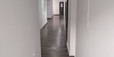 Casa en arriendo – SAN JOAQUIN, MedellínDisfruta de una casa amplia y cómoda en uno de los barrios más tradicionales y estratégicos de Medellín. Con200 m², esta propiedad es ideal para empresas que buscan espacios generosos, tranquilidad y cercanía a todos los servicios.


Características de la casaPrimer piso casa 5 alcobas espacios  amplias y luminosas sin closet ni puertas Baño con cabina social 01 mas baño con hinodoro.Distribución funcional que brinda comodidad y privacidad en cada ambiente.

Ubicación y puntos de interés cercanosSan Joaquin es un barrio residencial tranquilo, con excelente conexión y todo lo que necesitas a pocos minutos:
A solo pasos de la estacion Metro Estadio .Fácil acceso a laAvenida San Juan, con transporte público en múltiples rutas.Entorno con parques y zonas verdes, ideales para caminar o ejercitarse.Sector con gran oferta de restaurantes, cafés y vida cultural.