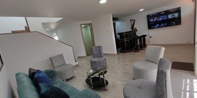 Vendo casa comercial en chipre, totalmente Amoblada y remodelada, en sector de alta valorización, con un área construida de 188.11m², distribuida en dos pisos; su primer planta conta de sala y comedor amplios independientes, Bar, 1 habitación, baño de social, baño con ducha en acabados modernos, patio en espacio generoso, cocina integral tipo americano.

La segunda planta consta con un baño en acabados modernos super amplio, 3 habitaciones independientes 2 de ellas con closet, hall de 2 habitaciones mas para un total de 5 habitaciones y un balcón en la parte trasera de la casa.

¡La casa está en la vía principal, cerca de zona turística de la ciudad, también cuenta con buen flujo de transporte publico! 

¡La Casa se Vende con Todo lo que se en los Videos y las Fotos!

¡Contáctanos, es un gusto atenderte!

