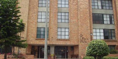 ARRENDAMOS Primer piso interior, hall, cocina con estufa a gas natural, zona de lavandería, alcoba con closet, baño, sala comedor con chimenea, estudio y patio de ropas. pisos en tableta, parqueadero cubierto independiente en el sótano, portería 24 horas, ascensor. 
Vias calle 147, av 9 , av 19.
CITA PREVIA 