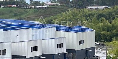 Ubicación estratégica teniendo en cuenta que está a 20  minutos del terminal, 45 minutos del aeropuerto, 30 minutos del centro de Pereira, 1 hora de Cartago y 45 minutos de Armenia. Facilidad de entrada para Tractomulas, Camiones y todo tipo de vehículos de carga.
La bodega tiene 640 M2 Puerta doble altura, 10.5 Mts de altura libre, mezanine, 2 baños, piso en concreto pulido, Bodega tipo parque industrial. Luz trifásicamente, tanque de reserva, portería, vigilancia y red contra incendios hasta la puerta de la bodega. Canon $16´132.000 incluido IVA y Admon.