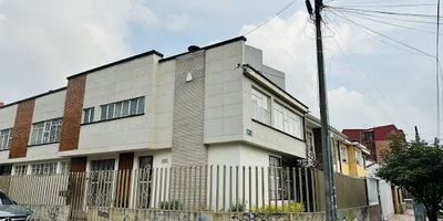 Casa esquinera en Venta, barrio Galerias. Amplisima. Remodelada hace dos años. Dos pisos.  Actualmente esta adecuada para oficinas o para una galeria de arte. Consta de su antejardin que puede ser usado como parqueadero para dos carros, tambien tiene parte de zonas verdes. Garaje cubierto para 1 carro adicional. Primer piso, salon amplio o sala comedor. Chimenea. Cocina. Gas natural. Cuarto y baño servicio. Patio semidescubierto. Segundo Nivel. 4 oficinas o alcobas. 2 baños. Casa cerca de la AV 53 y Calle 57. A 2 cuadras de la iglesia Divino Salvador. Se recibe apto en parte de pago. 