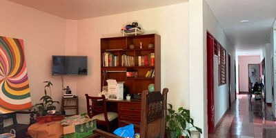 Casa comercial en arriendo cerca a centros comerciales, supermercados,parques, restaurantes, via principal, rutas de transporte publico y servicios complementarios. Piso en ceramica y baldosa, 6 espacios, baños, cocineta, cableado de red, techo cielo raso, aire acondicionado central, divisiones en muro, patio, extractor, y red de gas. *Inmuebles sujetos a verificación de disponibilidad.*