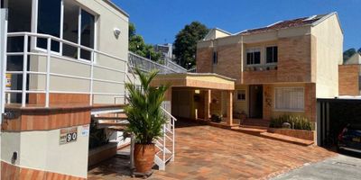 Si lo que te gusta es la exclusividad, la tranquilidad, la calma y tenerlo todo a la mano; te damos la bienvenida a lo que podría llegar a ser tu HOGAR ideal. Aquí todos estos beneficios se ven reflejados en los parques cercanos, con zonas verdes llenas de naturaleza y vegetación de la cual podrás disfrutar en compañía de tus seres queridos, pero no se deja de lado que por comodidad siempre es bueno encontrar todo a la vuelta de la esquina como Centros Comerciales de renombre, Supermercados, Universidades, Colegios, Iglesias, Minimarkets, etc.

Esta casa cuenta con cocina integral, sala, estudio, Hall de T.V.,  2 comedores,  Asador, 4 alcobas, la alcoba principal con aire acondicionado, walk in closet, baño privado y balcón, alcoba de servicio, 4 baños , patio de ropas, patio con cascada,  … 

Comunícate a nuestro teléfono: 310 790 99 99, 301 444 9419
