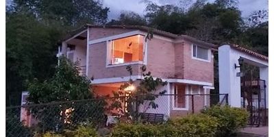 Casa campestre en condominio cerrado, habitación principal y 3 habitaciones adicionales, 4 baños, sala de cuartos, balcón, 2 terrazas, cocina abierta, patio de ropas, comedor, sala, Hall de entrada, jacuzzi, estudio, bodega interna, bodega externa, apartamento anexo de 1 habitación, caseta de gas y materiales.Área del terreno 2300 mts2 cercado en malla elaborada, con una hermosa zona de guaduas y árboles frutales, limones, mandarinos, naranjos, limón mandarino, aguacates, chirimoyo, pomarrosa, mango, níspero y huerta de hortalizas. Amplia sede social con salón social, cocina, bbq, sala de televisión, bar, baños, piscina climatizada, amplia bodega, cancha múltiple, canchas de tenis, parqueaderos de visitantes, acueducto interno y acueducto veredal, vía interna en adoquín en perfecto estado, iluminación interna comunal, casa de administración y casa de entrada.