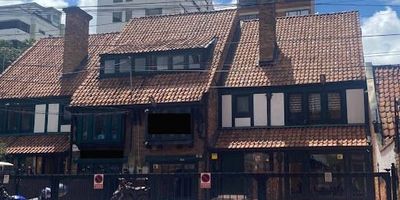 casa de 4 niveles, totalmente remodelada, ubicada en el sector de mayor valorización de Bogotá, con capacidad de 110 personas, apta para notaría, restaurante, embajada, empresa de seguros. En el primer nivel hay recepción, dos salones grandes, cocina, terraza y batería de baños en el segundo nivel cuenta con 3 oficinas privadas, batería de baños en el tercer nivel cuenta con 2 oficinas y en el cuarto nivel cuenta con altillo. Adicional tiene 10 parqueaderos, puerta blindada, cámaras de seguridad, alarma con 18 sensores y luces led de bajo consumo.