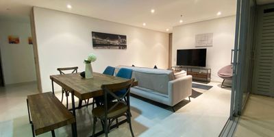 Apartamento amoblada en arriendo en unidad cerrada cerca a centros comerciales, parques, rutas de transporte publico. Entorno muy tranquilo, de poco flujo vehicular y transito de solo residentes. Piso en porcelanato, sala comedor, estudio, 3 alcobas con baño en cada una, cocina integral abierta tipo americano, alcoba y baño de servicio, balcon y parqueaderos independientes cubiertos . Conjunto cerrado, ascensor, piscina, gym,  salon social, sauna, parque infantil, cancha de squash, zonas verdes, vigilancia 24 horas y circuito cerrado de tv.*Inmuebles sujetos a verificación de disponibilidad.*