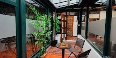 En venta, preciosa casa de estilo arquitectónico inglés Tudor, en una de las zonas residenciales más lindas de Bogotá, Quinta Camacho. 700 m2, con 13 amplias habitaciones , 6 baños, cocina muy espaciosa, solar interior, 10 cómodos parqueaderos. Cuenta con un cuarto para servidores y un altillo para almacenamiento. Tiene instalado un sistema de cámaras de video con 19 sensores. Detalles interiores como las amplias escaleras, techos en punta con grandes vigas, chimeneas y puertas con marcos, hacen de esta casa algo muy especial. La puerta principal es acorazada, con capas de acero y refuerzo en concreto que brinda mayor resistencia que el blindaje .Cada rincón de la casa se mantiene en óptimo estado de conservación desde la madera de los pisos, paredes y techos impermeabilizadas y pintados, tejas, ventanales, y gabinetes restaurados, hasta el mantenimiento de los adoquines exteriores, por lo que no requeriría de ninguna inversión en reparaciones.