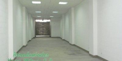 ¡Increíble oportunidad de negocio!
Te ofrecemos una bodega de 171m2 ubicada en el corazón del barrio Mesa de Envigado, ideal para emprender tu proyecto.
Cuenta con amplio espacio para almacenaje, oficinas y 3 baños. Además tiene cocina semi-integral para que puedas atender clientes o realizar pequeñas producciones. 

Su piso de cemento y área techada la hacen muy versátil y resistente para distintos usos productivos. Queda cerca de vías principales para una excelente conectividad y movilidad.

¡Aprovecha esta oportunidad única de tener tu propio local comercial a un excelente precio! Contáctanos hoy mismo para agendar una visita.

Teléfono: 3163770945

Correo: arrnuevomilenio@gmail.com
¡No dejes pasar esta chance de crecer en tu negocio!