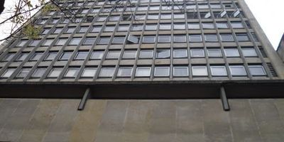 ESPECTACULAR OFICINA EN EL CENTRO DE LA CIUDAD, muy aconsejable para abogados, el edificio se encuentra en excelentes condiciones, contiene 2 espacios amoblados, los pisos son laminados y también tiene un parqueadero.