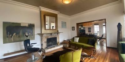 casa de conservación patrimonial en el barrio Bosque Izquierdo. 390m2, completamente remodelada, conservando sus atributos arquitectónicos. En el primer piso, un amplio hall recibidor da paso a la sala de estar con espléndida chimenea. Cuenta con un comedor espacioso e iluminado, una cocina integral muy funcional, zona de lavandería independiente, y una acogedora terraza para BBQ con vista al barrio. La escalera central está iluminada por ventanas vitrales, nos lleva al segundo piso, donde encontramos otra amplia sala de estar con biblioteca, dos cómodas habitaciones, cada una con baño, y un área de estudio o salón que puede funcionar como tercera alcoba. 5 baños en total. Cuarto y baño de servicio y garaje con control de acceso