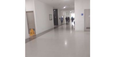 se arrienda hermoso local para estrenar  en el centro  internacional de especialistas  CIE local 205 norte 

cuenta con cafeteria  salones de espera y parqueaderos publicos.

local tiene aire acondicionado. puerta en vidrio zona comercial  puedes colocar tu negocio

 

tiene iva 
