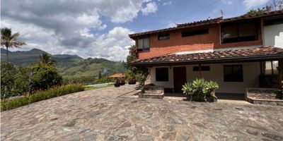 ??Se vende finca en Girardota Vereda el Limonar?

?? Esta finca ubicada en Girardota-Antioquia??


  cuenta con 11390 M2 de terreno.
 La área construida es de 915 M2, y la área privada de 439 M2.
 Esta hermosa finca cuenta con habitaciones amobladas, con armarios empotrados y balcón, y baños auxiliares.
 ✅ Características:


✨✨ Posee una biblioteca/estudio, citofono/intercomunicador y clóset para su comodidad. La cocina está equipada y cuenta con un comedor auxiliar, un depósito, una despensa, gas domiciliario y una habitación de servicio. Además, para los hospedajes turísticos que quieras desarrollar la finca está reformada y es unifamiliar.✨✨

✨✨El exterior de esta finca no se queda atrás, cuenta con accesos pavimentados, árboles frutales, área social, áreas turísticas, barbacoa/parrilla/quincho, bosque nativo, cerca en la zona urbana, circuito cerrado de TV, cochera/garaje, garaje, jardín, parqueadero para visitantes, piscina, portería/recepción, río/quebrada cercano, transporte público cercano, vigilancia, zona campestre, zona comercial, zona residencial y zonas verdes para disfrutar con tu familia de la hermosa vista panorámica que ofrece.✨✨
