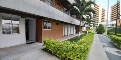Presentamos para la venta este apartamento en conjunto cerrado ubicado en el sector de Condina, Pereira. Uno de los sectores de mayor crecimiento urbano en la ciudad. Su distribución está compuesta por 2 habitaciones con closet, habitación principal con baño y vestier, sala comedor iluminada naturalmente con balcon hacia el parqueadero, cocina semi integral, baño auxiliar con ducha, zona de ropas con calentador. El conjunto cuenta con zona social con piscina, zona de mascotas, salón social y cancha deportiva múltiple.
