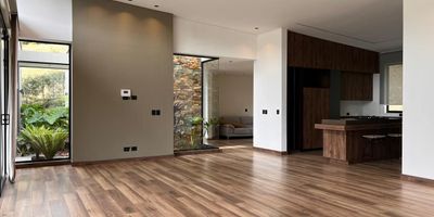 Casa en arriendo en unidad cerrada en sector tranquilo, campestre y poco flujo vehicular. Piso en madera, chimenea, sala y comedor independiente, estudio, estar de tv, biblioteca, estudio, estar de tv, biblioteca, 3 alcobas con baño en cada una, cocina integral abierta, terraza, jardin y parqueaderos independientes cubiertos. Conjunto cerrado con zonas verdes, vigilancia 24 hrs, citofonia y circuito cerrado de tv. *Inmuebles sujetos a verificación de disponibilidad.*