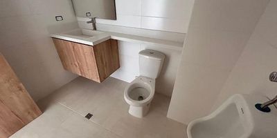 Excelente Oficina ubicada en el sector de El Portal en envigado, cuenta con facilidad de acceso, está cerca de rutas de servicio Público, cerca de Viva Envigado, y Euro de la Frontera.