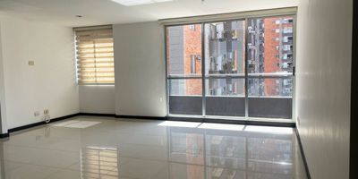 Apartamento en arriendo en unidad cerrada. Sector de gran crecimiento y desarrollo urbanistico, facil acceso desde la avenida principal, cercano a la estacion del Metro. Cuenta con piso en porcelanato, sala comedor, 2 alcobas con baño en la principal, cocina integral abierta tipo americano, balcon y parqueadero cubierto. La unidad cuenta con piscina, gym, salon social, sauna, parques infantiles, placa polideportiva, vigilancia 24 horas, citofonia y circuito cerrado de tv. *Inmuebles sujetos a verificación de disponibilidad.*