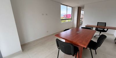 Excelente Oficina ubicada en el sector de El Portal en envigado, cuenta con facilidad de acceso, está cerca de rutas de servicio Público, cerca de Viva Envigado, y Euro de la Frontera.