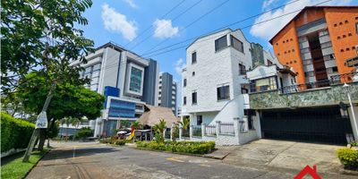 -Nivel 1:
Parqueadero cubierto para 2 carros
Antejardín con cerramiento de seguridad
Zona de ropas
Habitación de servicio con baño

-Nivel 2:
Sala-comedor
Cocina integral
Baño social

-Nivel 3:
3 habitaciones con clóset
Baño social

-Nivel 4:
Habitación principal con terraza, amplio vestier y baño

-Parqueadero cubierto para 2 carros + cuarto útil
-Excelentes acabados, recientemente fue remodelada por completo
-Amplios espacios con muy buena iluminación y ventilación natural
-El conjunto cuenta con portería, vigilancia y CCTV 24 horas
-Ubicación privilegiada muy cerca a centros de salud, supermercados, centros comerciales, hoteles, vías principales
-Contrato mínimo a 1 año

?Valor canon: $4.500.000 incluye administración
