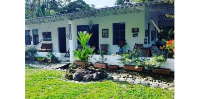 HERMOSA FINCA VERANERA EN VENTA

Terreno: 3 hectáreas 2.000 mts
Casa principal: 280 mts Aprox. distribuida en 5 alcobas, 3 baños, cocina, pasillos
1 casa de encargados cuenta con 2 habitaciones, cocina y baño
1 cuarto de herramientas
Cabañas con capacidad para 10 personas
Piscina 
Árboles frutales
Agua propia de la finca veranera
Papeles legales al día
