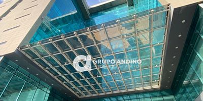 Área de 65 m², estrato 5, piso 9, Consultorio en el Hospital Internacional en la Torre los Especialista, ubicado en el sector de Piedecuesta, cerca de zonas verdes, zonas residenciales, centros comerciales, colegios, universidades, hospitales y vías principales.

Características: espacio amplio con una división, espacio de área de procedimientos para lavado de equipos médicos, 1 baño, ventanal completo con vista y 1 parqueadero. 

El HIC cuenta con: zonas verdes, salas de espera y parqueaderos.

VENTA: $600.000.000 - ADMINISTRACIÓN: $638.200

pregunta por él, bajo el código Inmobiliario V1634 ¡Contáctanos! Agenda tu cita y con gusto te asesoramos.

300 800 6712.

Somos GRUPO ANDINO INMOBILIARIO, con nosotros tendrás tus trámites más fácil y rápido.