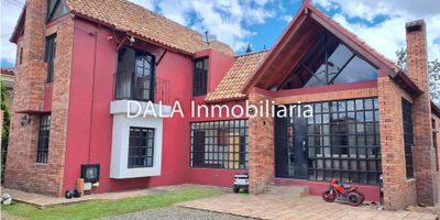 DALA Inmobiliaria vende casa campestre en chía - Cundinamarca, consta de: recibidor, sala con chimenea, amplio comedor, cocina integral tipo americano, zona de lavandería, habitación de servicio con baño, estudio con chimenea con bioetanol, baño social, segundo nivel: dos habitaciones auxiliares con closet y baño privado, habitación principal con closet, baño, terraza, parqueadero para cinco carros o más carros. Adicional cuenta con una hermosa zona verde con bbq, fuente a 5 min de vía principal y transporte público, No pierdas la oportunidad de hacer realidad el sueño de vivir en un ambiente campestre, Contáctanos ahora mismo y agenda una visita, Te esperamos en DALA Inmobiliaria Si estás buscando inmobiliarias en Chía, somos tu mejor opción. También manejamos Bienes Inmuebles en Cajicá y Cota. cod 1648 A-S

 
