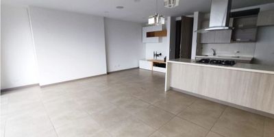 Salon comedor, pisos en porcelanato, cocina integral abierta con barra americana, stilo bahia, con zona de ropas, 03 habitaciones(02 con baño y vestier), balcon y habitaciones con blockown, 03 baños cabinados, 

cuarto de linos, balcon,red de gas, 02 parqueadaeros cubiertos, cuarto util.

porteria 24 horas,piscina, turco, sauna, gimnasio, zonas verdes, zona de mascotas, juegos infantiles, vagones de lectura.

unidad cerca al Euro de la frontera, comodo y tranquilo.

Intermobiliaria poblado.
