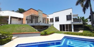 Casa Campestre en sector de cerritos, amplios espacios, baños remodelados, buena luz y ventilación.  Vigilancia las 24 horas, acceso pavimentado.  AGENTE MARCELA BOJACA 