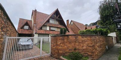 Te invito a conocer esta casa de construcción tradicional en la Colina Campestre, sector de Iberia, con dos pisos y un amplio altillo, antejardín, patio interior,y parqueadero para 5 vehículos, entrada empedrada. En el primer nivel encuentras sala con chimenea tradicional, comedor independiente y salón auxiliar con puerta de salida al jardín interior y baño social.

Cocina integral, amplia, con cuarto y baño de servicio. Patio de ropas independiente, con marquesina y calentador a gas. Lavadero con alberca de piedra, cuarto de depósito y puerta lateral para salir al jardín interior.

El jardín interior, con espacio para BBQ.

En el segundo nivel cuatro alcobas amplias, principal con baño y armario. Pisos laminados nuevos, techos amplios de madera y armarios con depósito adicional y baño de alcobas.

En el tercer nivel o altillo, amplia alcoba con mueble de madera para bodegaje, armarios amplios, baño y techos amplios.

La casa recibe sol de mañana y tarde y tiene mucha luz.  Con excelentes posibilidades para remodelar y modernizar los espacios y convertirlos en el hogar ideal o también en una oficina moderna.   

No dejes de agendar tu cita para conocer esta muy buena opción.
