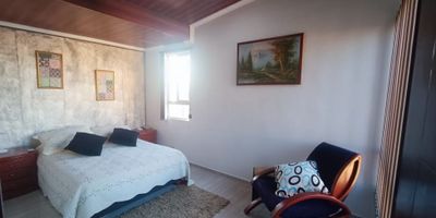 Magnifico apartamento en venta renodelado de 56m2, con vista interior, ubicado en un 6to piso, acceso por escaleras, parqueaderos comunales. Consta de 3 habitaciones, 2 baños, sala comedor, cocina integral y zona de lavandería. Tiene piso laminado en habitaciones y zona social y cerámico en baños y cocina.

El conjunto cuenta con salón comunal, bicicleteros y vigilancia privada las 24 horas. Cerca a Centro Comercial Prado Verde.

Visita con cita previa, no se acepta permuta.

Cualquier información 320 2022776

 
