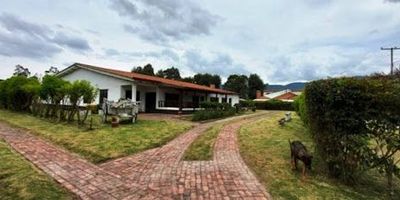 Casa Lote en venta Tabio Cundinamarca, sector campestre, residencial, situada a pocas cuadras de la vía principal,  lote de terreno plano e independiente, casa conformada por dos apartamentos independientes, nueve alcobas, ocho baños, amplia zona de parqueo,  zona de bbq, auditorio, jardín, cerca viva, buen vecindario, situada a 45 minutos de Chía. ¡Contáctanos!.