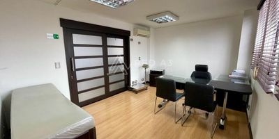 Consultorio médico ubicado en emblemático edificio del centro de la ciudad de Pereira, lo que permite poder estar cerca de todo lo que su empresa pueda llegar a necesitar en. En el entorno podemos encontrar edificios gubernamentales como la Alcaldía de Pereira, las principales entidades bancarias, centros comerciales, notarías, casas de cambio, amplios parqueaderos, entre otros. La zona además cuenta con alto flujo vehicular y servicio de transporte público y privado.

El edificio aporta recepción, seguridad 24 horas, lobby, doble ascensor, baños públicos y para discapacitados en cada nivel. El consultorio se encuentra ubicada en un sexto piso, tiene una área de 20 m², baño privado, archivo de madera y aire acondicionado.  

El costo de la administración incluye la recolección de residuos, el servicio de energía y agua. En la clínica se encuentran profesionales de diferentes áreas de la salud y especialidades.