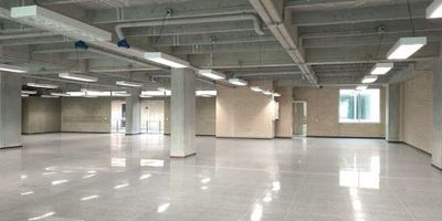 Tenemos este espectacular local en el piso 4 de un centro empresarial que esta ubicado entre la Aguacatala y Guayabal, facilidad de transporte publico, con excelentes condiciones para parqueaderos y vigilancia privada. Llamanos para que conozcas este espacio, aqui podras incrementar el nivel competitivo de su actividad economica.