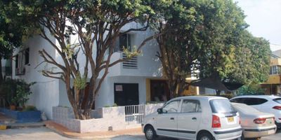 ¿Buscas una casa para vivir en la hermosa ciudad de Cartagena de Indias? ¡Esta es tu oportunidad! Se vende una increíble casa ubicada en el departamento de Bolívar, en una de las zonas más pintorescas y turísticas de todo Colombia.

La casa cuenta con una amplia área construida de 99 M2, distribuidos en tres cómodas alcobas, cada una con su propio baño, lo que brinda privacidad y comodidad a sus habitantes. Además, podrás disfrutar del baño auxiliar y del baño en la habitación principal, ideal para una familia numerosa o para recibir visitas.

El garaje es un gran plus para esta propiedad, ya que te permitirá tener tu vehículo siempre a resguardo y protegido. Pero eso no es todo, ya que esta increíble casa cuenta con todas las características internas necesarias para una vida cómoda y funcional. Disfruta del suministro de agua, un baño auxiliar y en habitación principal, amplios clósets para almacenamiento, una moderna cocina integral, gas domiciliario y sistema de electricidad estable. Todo pensado para hacerte la vida más fácil y confortable.

Y si pensabas que no podía ser mejor, esperá a conocer las características externas. La casa cuenta con acceso pavimentado, lo que facilitará tu movilidad en cualquier época del año. Además, estarás a pocos minutos de diversos centros comerciales, colegios y universidades, perfecto si tienes hijos en edad escolar o si deseas realizar tus compras y entretenimiento sin alejarte demasiado.

La propiedad cuenta con un garaje y parqueadero de visitantes, para recibir a tus seres queridos sin preocupaciones de estacionamiento. Y si prefieres utilizar el transporte público, no te preocupes, ya que esta casa cuenta con una ubicación privilegiada y cercana a las principales rutas de transporte de la ciudad.

Ubicada en una urbanización cerrada, esta casa te brinda mayor seguridad y tranquilidad en tu día a día. Sin mencionar la vigilancia que te brinda la garita de entrada, ¡te sentirás protegid