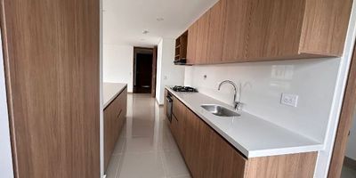Excelente Apartamento ubicado en el sector de El Portal en envigado, cuenta con facilidad de acceso, está cerca de rutas de servicio Público, cerca de Viva Envigado, y Euro de la Frontera.