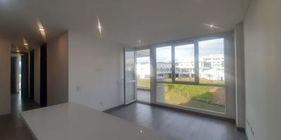Estrena Apartamento con excelentes acabados, el baño principal con tina, domótica, ventanas antiruidos, cocina abierta, balcón amplio por su ubicación permite que tenga vías alternas. AGENTE MARCELA BOJACA 