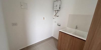 Excelente Apartamento ubicado en el sector de El Portal en envigado, cuenta con facilidad de acceso, está cerca de rutas de servicio Público, cerca de Viva Envigado, y Euro de la Frontera.