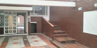 OBSERVACIONES INTERNAS CASA AMPLIA, BIEN ILUMINADA, GARAJE PARA HASTA 2  CARROS, CON PATIO, SE ARRIENDA SOLO PARA USO COMERCIAL DESTINADA PARA OFICINAS. OBSERVACIONES EXTERNAS A UNA CUADRA DE LA AV SUBA  ÉXITO EXPRESS Y ESTACION DE TRANSMILENIO PUENTE LARGO  SUBA.