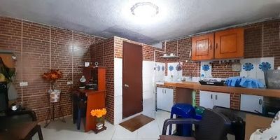 Casa en venta ubicada en una zona residencial de Envigado, en el barrio La Mina, con un área de 120 metros construidos según escritura, distribuidos en 2 niveles. En el primer nivel, cuenta con un apartamento totalmente independiente, ideal para inversión. En el segundo nivel, dispone de una unidad habitacional con 4 alcobas, 3 closets, 2 baños, sala-comedor, cocina integral y balcón. La zona es tranquila y segura. Además, como lote, permite la construcción de un edificio de hasta 5 pisos según la normativa. La zona está cubierta por muy buenas rutas de transporte público que integran al metro y se encuentra cerca de supermercados y tiendas.