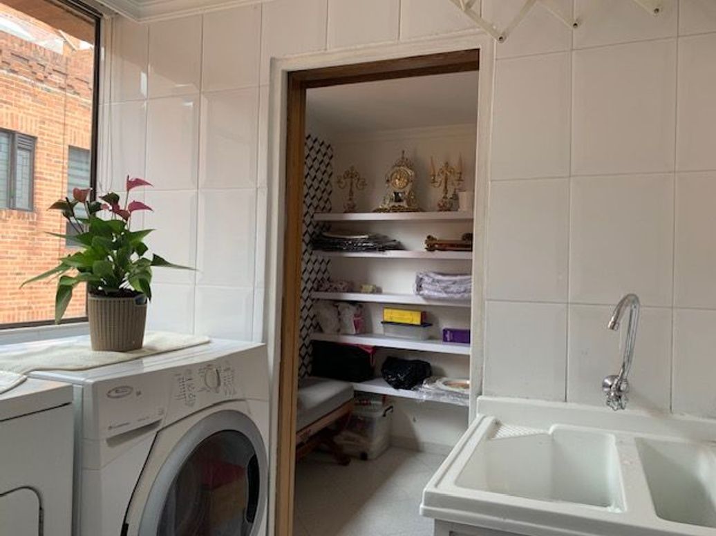 Apartamento de 5 alcobas en venta en Santa Barbara Occidental, Bogotá, 195 m² · foto 3 de 19