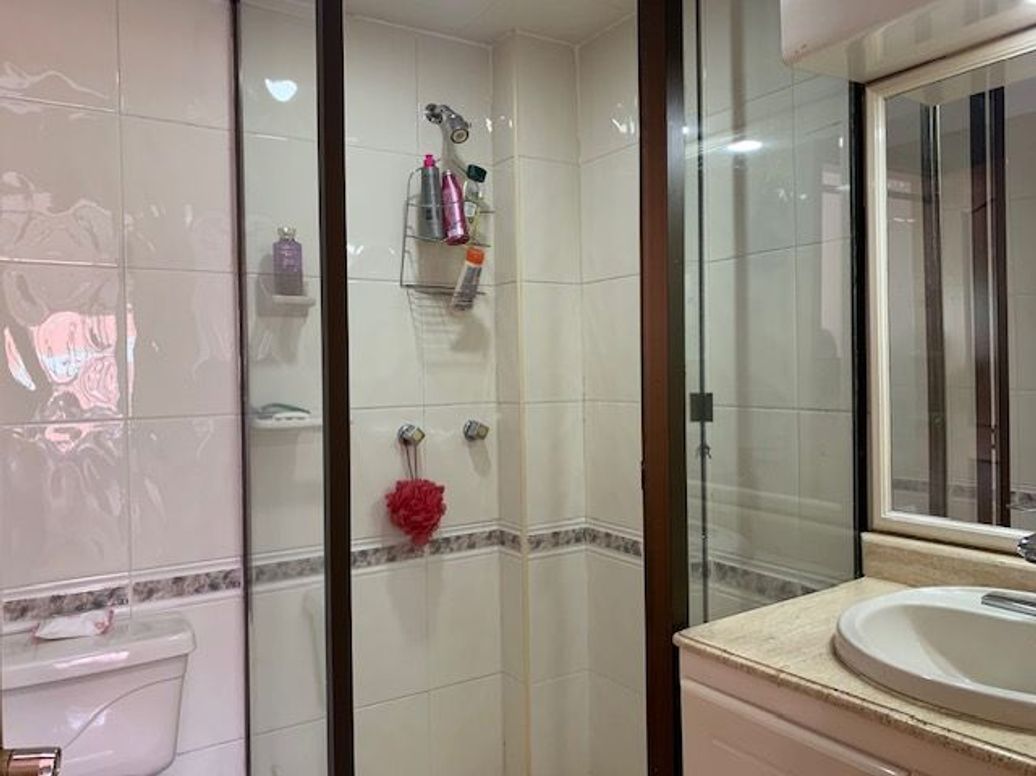 Apartamento de 5 alcobas en venta en Santa Barbara Occidental, Bogotá, 195 m² · foto 2 de 19