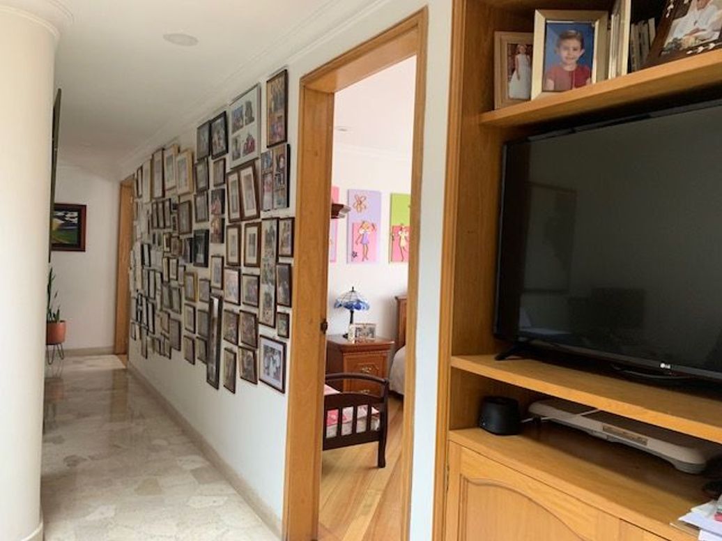 Apartamento de 5 alcobas en venta en Santa Barbara Occidental, Bogotá, 195 m² · foto 4 de 19