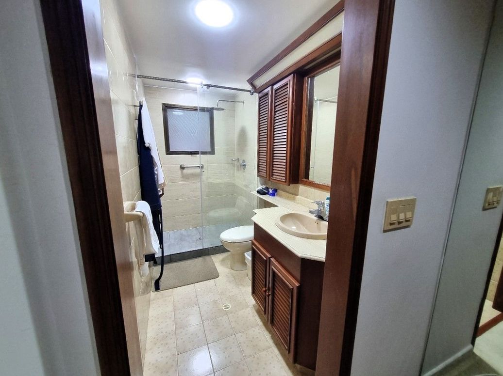 Apartamento de 3 alcobas en venta en Santa Barbara Occidental, Bogotá, 152 m² · foto 5 de 17