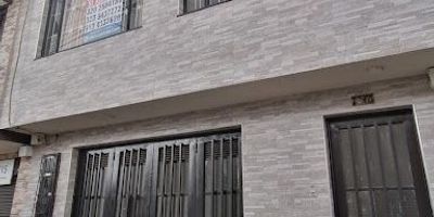 Si Vendo excelente casa en el sector de Villas de Madrigal. 2 pisos. En el primer piso espacio abierto para local o para parqueo de 4 vehículos pequeños, 2 espacios abiertos para depósitos, baño y poceta para lavado. Segundo piso. Sala - comedor, 4 alcobas con closet, 2 baños, cocina integral con zona de lavandería. pisos en cerámica. Valor en venta $550.000.000. Actualmente se encuentra arrendado. En Quantum Inmobiliaria tenemos lo mejor para usted, permítanos asesorarle en su proceso de compra. 613-754.