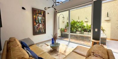 Casa en arriendo en unidad cerrada cerca a parque, estacion de servicio, restaurantes, supermercado y servicios complementarios. Piso en ceramica y madera, dos niveles, sala y comedor independiente, estudio, biblioteca, 3 alcobas con baño en la principal, jacuzzi, cocina integral abierta, terraza y parqueaderos independientes cubiertos. Conjunto cerrado, gym, salon social, sauna, turco, parque infantil, placa polideportiva, zonas verdes, vigilancia, porteria 24 hrs, citofonia, aire acondicionado, Domotizada y circuito cerrado de tv. *Inmuebles sujetos a verificación de disponibilidad.*